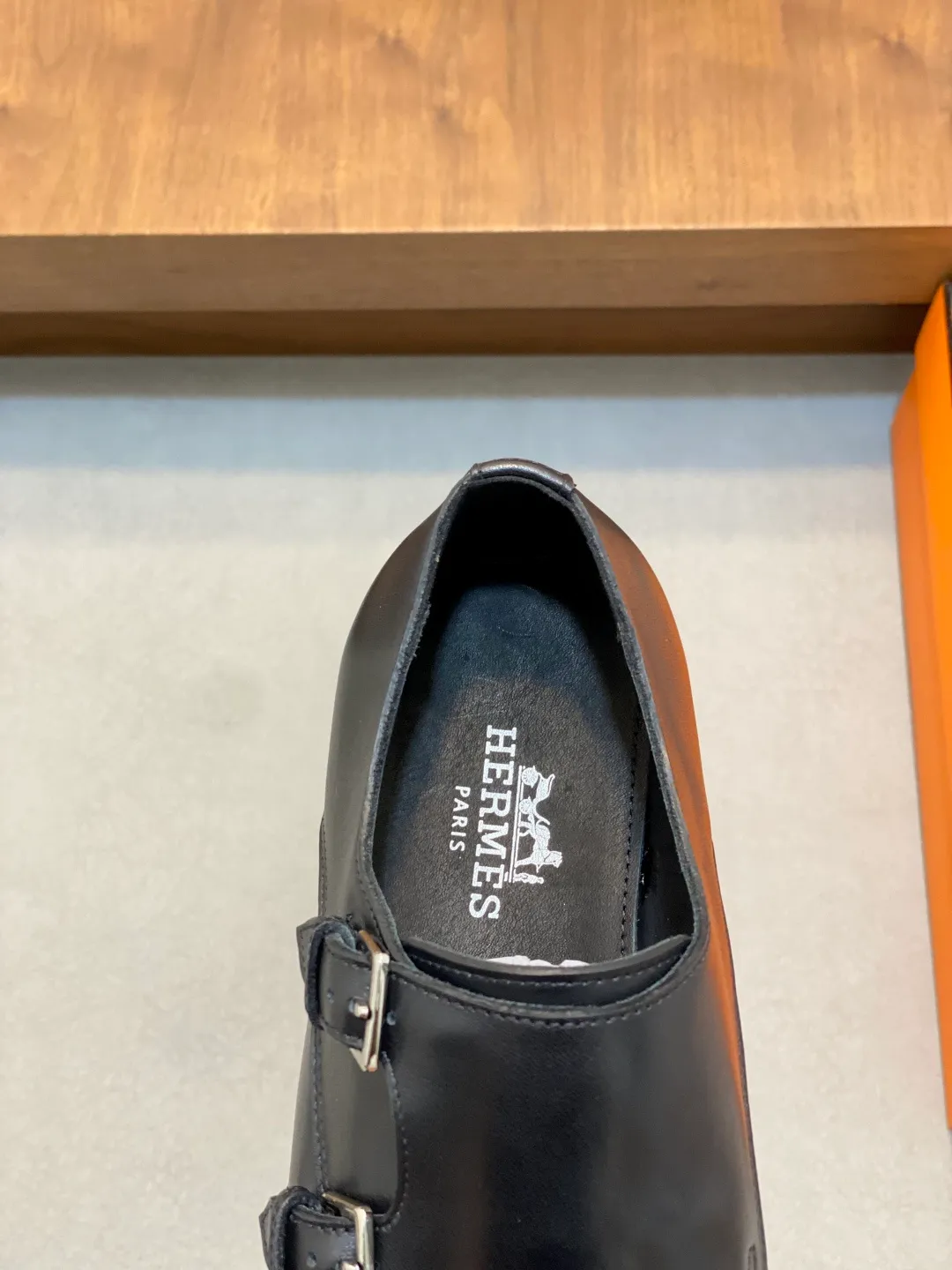 Men's shoes 💰780 HERMES/Hermès GAME slip-on loafers. These loafers are made of matte frosted calfskin. They are equipped with functional Kelly shoe buckles to easily create a fashionable urban style. They are equipped with genuine leather welts and lightweight grooved rubber foam outsole. They have genuine calfskin lining and silk-screen logo feet. They are slip-on design. They are novel and fashionable, with a handsome upper. Comes with a dust bag in the original box! Size: 39-40-41-42-43-44 standard leather shoe size (38/45 can be customized but does not support returns)